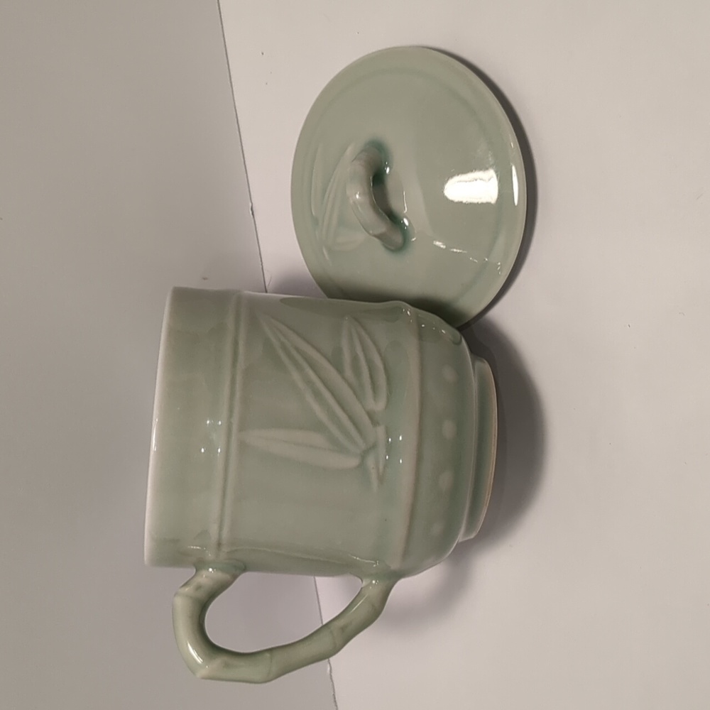 Vtg. Chinese celadon green tea cup w/lid. Bamboo pattern. Marked